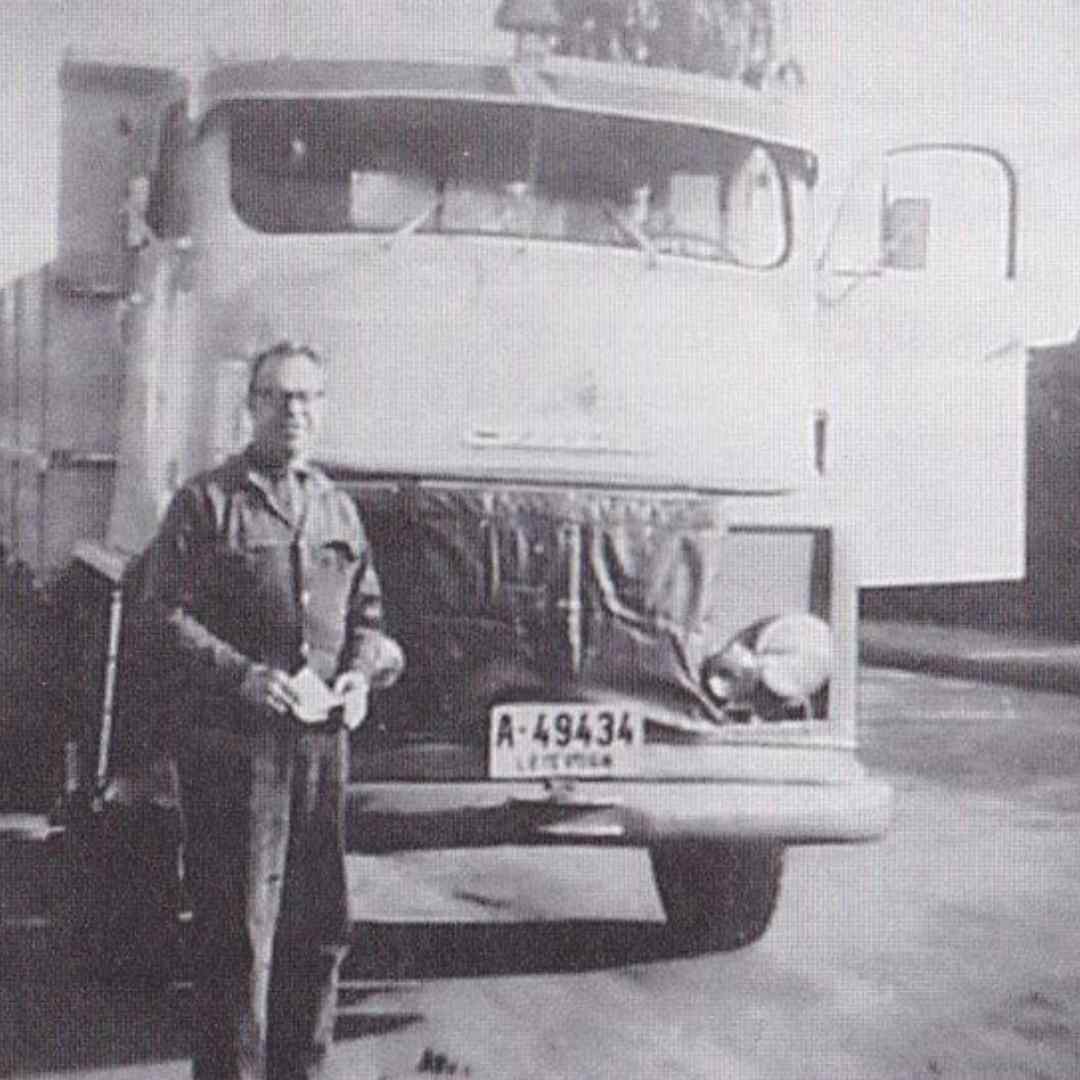 Gammelt bilde av mann og lastebil